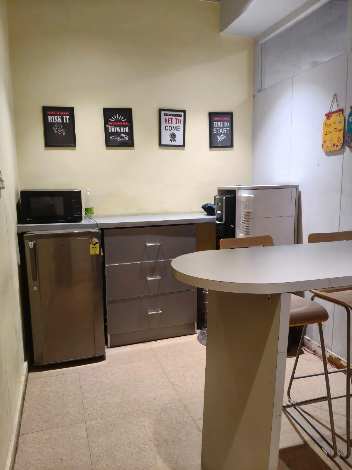 COWORKK STUDIO Break Area - High chairs and motivational posters
